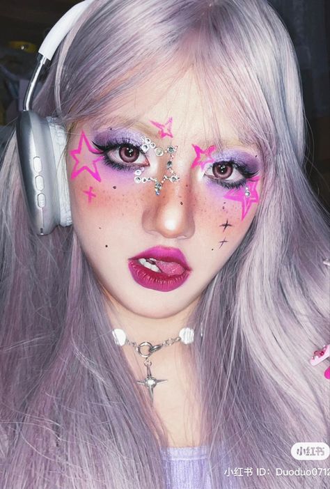 Crazy Pink Makeup, Hyperpop Style, Xg Makeup, Rockstar Makeup, Monochrome Makeup Look, Prom Eye Makeup, Douyin Makeup, Star Makeup, Graphic Liner