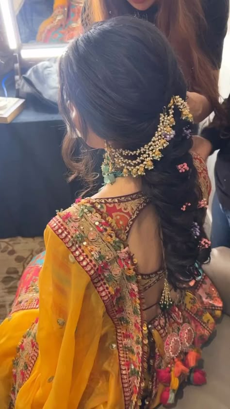 Elevate your bridal engagement look with a romantic messy braided hairstyle, beautifully paired with exquisite chaand baaliyan. Discover Indian bridal engagement hairstyle ideas that capture the essence of romance and tradition, creating an enchanting bridal appearance. Haldi Hairstyle, Mehndi Hair, Mehndi Hairstyles, Haldi Look, Bridal Hairstyle Indian Wedding, Hair Style On Saree, Hair Wedding Styles, Engagement Hairstyles, Bridal Braids