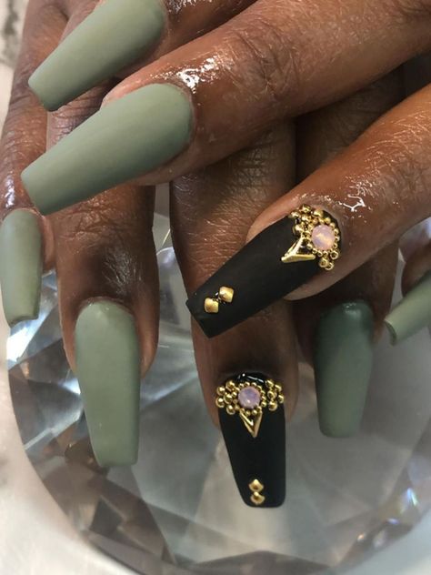 41 Trendy Fall Nails That Will Make You Stand Out Check more at https://mangadexx.com/41-trendy-fall-nails-that-will-make-you-stand-out/ Baddie Nails Green, Black Nail With Gold, Nail With Gold, Punchy Nails, Matte Maroon Nails, Nail Green, Maroon Nail Designs, Coffin Shaped Nails, Trendy Fall Nails