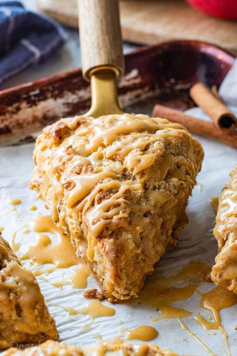 Caramel Apple Scones, Apple Cinnamon Scones, Cream Cheese Pie Crust, Weekend Breakfast Recipes, Maple Caramel, Buttery Potatoes, Apple Scones, Homemade Cherry Pies, Raspberry Scones