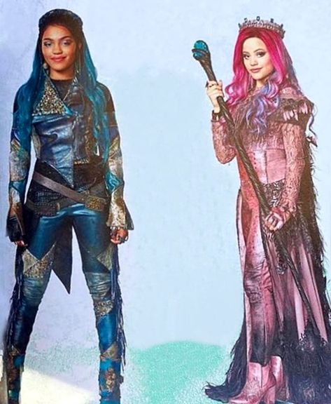 Queen Of Mean, Dove Cameron Descendants, Descendants Disney, Big Family Photos, Cheyenne Jackson, Sarah Jeffery, Mal And Evie, Descendants Cast, Isle Of The Lost