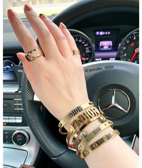 Gucci Bracelet Women, Dior Bracelet Gold, Jewelry Interior Design, Dior Bracelet, Chevron Friendship Bracelet, Gucci Bracelet, Jewelry Photography Styling, Bracelet Sets, Luxury Bracelet