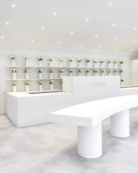 Jacquemus' Flower Shop and Café Concept Pops Up in Seoul Interactive Mirror, Cafe Concept, Paris Shopping, Boutique Stores, Style Aesthetic, Brick And Mortar, Chengdu, French Brands, Pop Up Stores