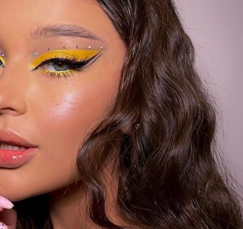 Yellow Makeup Looks, Fashion Show Makeup, Yellow Eye Makeup, Makeup Tiktok, Engagement Look, Yellow Makeup, Rose Makeup, Make Up Inspiration, Brown Hair Dye