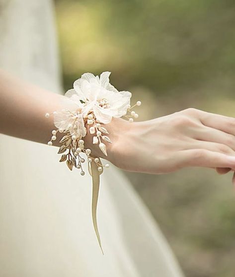 Wrist Corsage Wedding, Bohemian Style Wedding, Boho Wedding Flowers, Corsage Prom, Flower Installation, Wedding Flower Inspiration, Corsage Wedding, Wrist Corsage, Hanging Flowers