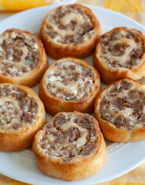 Sausage Pinwheels Oatmeal Fudge, Sausage And Cream Cheese, Sausage Pinwheels, Lasagna Food, Sausage Appetizers, Cream Cheese Pinwheels, Baked Ravioli, Easy Tiramisu, Thanksgiving Appetizers Easy