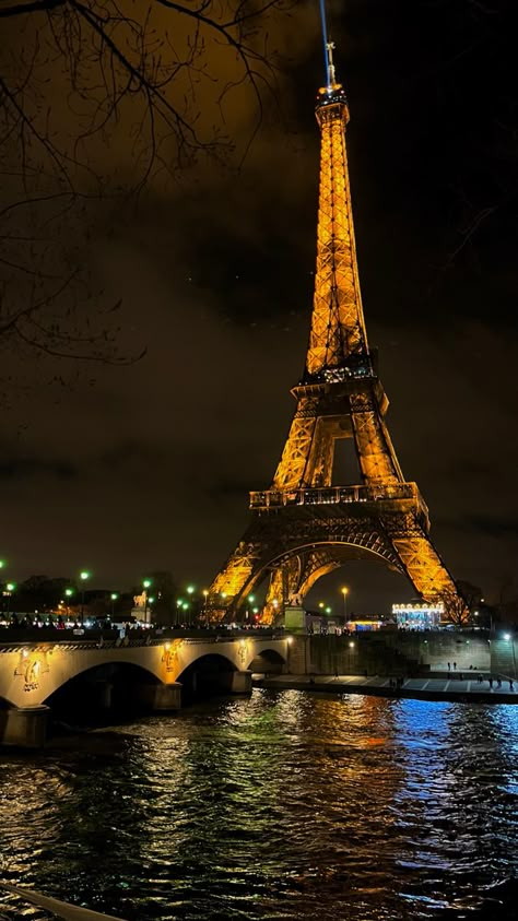 Paris la nuit Paris Night Aesthetic, Paris Aesthetic Night, Paris Wallpaper Iphone, Paris Tower, Eiffel Tower At Night, Paris Dream, Paris Vibes, Paris Wallpaper, Paris Pictures