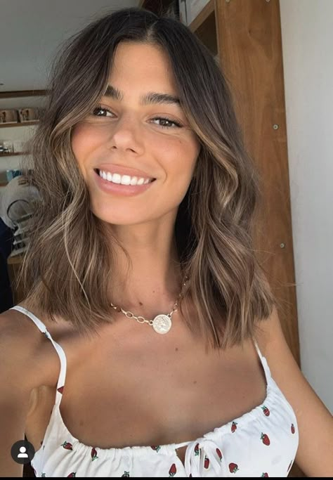 Balayage With Medium Brown Hair, Dark Brunette Hair Transformation, Highlight Medium Length Hair, Hair Colours On Short Hair, Shoulder Hair Balayage, Hair Color For Tan Olive Skin, Brunette Hair With Light Brown Balayage, Medium Haircut Balayage, Balayage Hair Brown Short