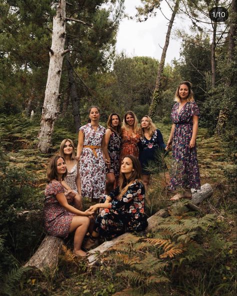 Women’s Group, Moody Group Photoshoot, Group Photos Outdoor, Group Outdoor Photoshoot, Girlfriends Photoshoot Group Shots, Women Group Photoshoot Ideas, Large Group Photography, Fantasy Photoshoot, Autumn Photography Portrait