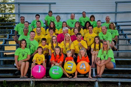 used different colored shirts and beach balls to depict each generation.. Could also do this for descendants of each sibling. T Shirt Print Design, Beach Week, Beach Balls, T Shirt Design Ideas, T-shirt Print Design, Family Reunion Shirts, Family Reunion Planning, Family Vacay, Family Beach Pictures