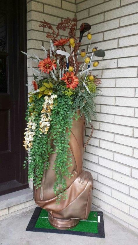 Super cute Golf Bag Craft Idea! Find more golf ideas, quotes, and tips at #lorisgolfshoppe Golf Club Decor, Golf Decorating Ideas Interior Design, Golf Centerpiece Ideas, Bag Craft Ideas, Golf Wreath, Golf Centerpieces, Golf Crafts, Golf Theme Party, Golf Ball Crafts