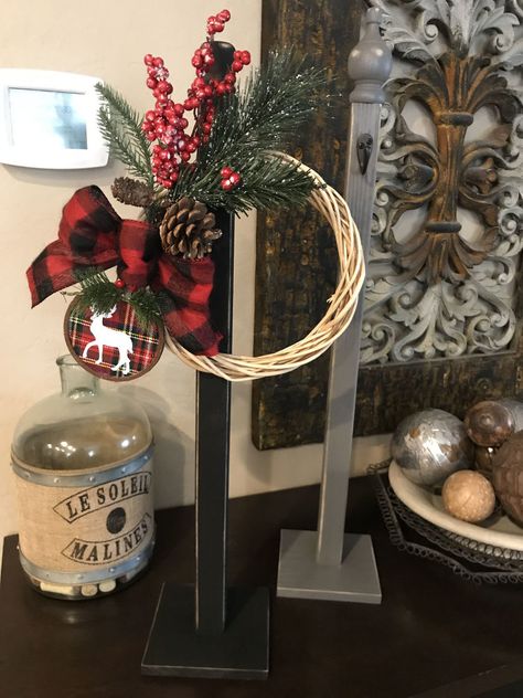 How to Build a DIY Holiday Wreath Stand Diy Tabletop, Diy Resin Tray, Wreath Holder, Wreath Stand, Make Your Own Wreath, Wooden Wreath, Deco Mesh Christmas Wreaths, Stand Ideas, Wooden Wreaths