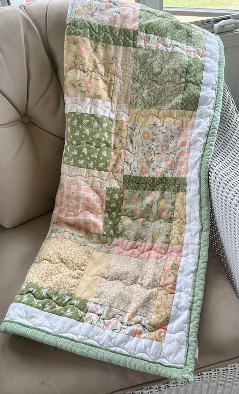 Square Quilts For Beginners, Quilted Bedding Aesthetic, Patchwork Fabric Ideas, Quilted Blanket Aesthetic, Hand Sewn Blanket, Sewing Blankets Ideas, Baby Quilt Color Schemes, Homemade Blanket Ideas, Quilted Picnic Blanket