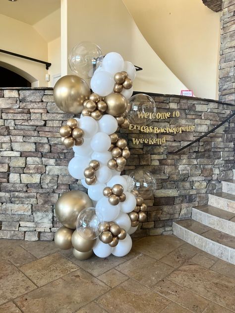 White Gold Balloon Garland, Classy Balloon Garland, Cream And Gold Balloon Arch, White And Gold Balloon Garland, Gold And White Anniversary Decor, White And Gold Balloons, Gold Balloon Garland, White And Gold Balloon Backdrop, White And Gold Theme Party