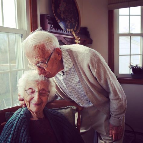 This couple has been married 84 years; here are their secrets #FamilyShare #marriage #couple #secrets #tips #marriagetips Tweet Questions, Grow Old With Me, Longest Marriage, Old Married Couple, Marriage Couple, Old Couples, Valentine Projects, Good Marriage, Old Love