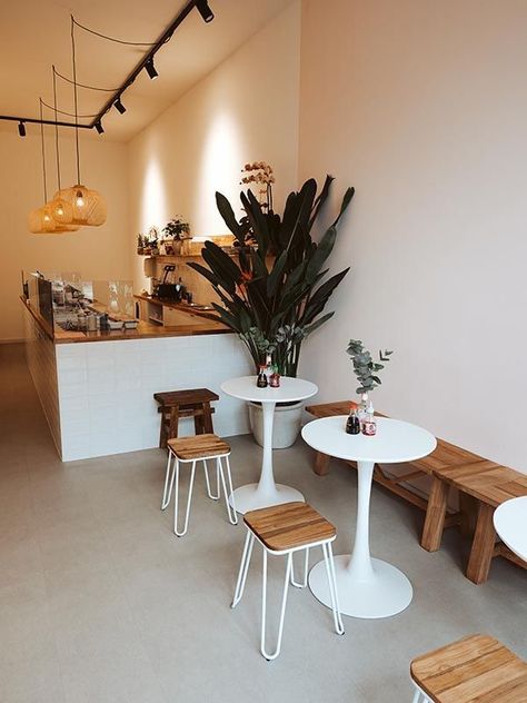 Poke Restaurant Interior, Little Cafe Design, Poke Bowl Restaurant Design, Coffee To Go Shop, Cute Cafe Design, Small Cafe Aesthetic, Tiny Cafe Design, Mini Cafe Ideas, Small Cafe Interior