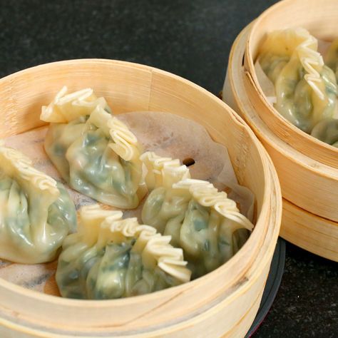 Chive Dumpling Recipe, Mandu Recipe, Shrimp Asian, Chive Dumplings, Korean Dumplings, Shrimp Dumplings, Crab Rangoon, Korean Dishes, Dumpling Recipe