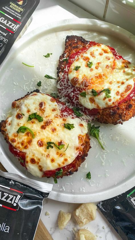 Chicken Parmesan Aesthetic, Chicken Parm Aesthetic, Chicken Dinner Aesthetic, Parmigiana Chicken, Healthy Chicken Parmesan Recipe, Chicken Parmigiana Recipe, Healthy Chicken Parmesan, Chicken Parmesan Recipe, Chicken Parmesan Pasta