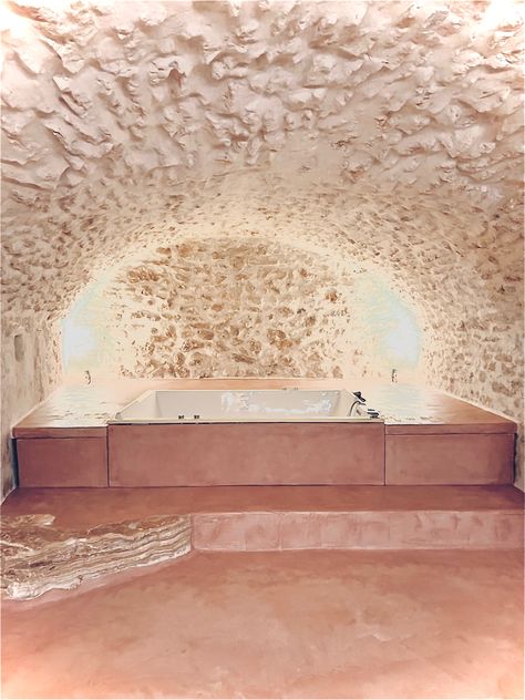 Cave en pierre et spa baignoire entourée de béton ciré de couleur rose Black Entrepreneurs, Style Cottage, Bed And Breakfast, Spa, Bath, Holidays, France, Bed, Pendant