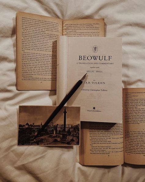 Rory Gilmore Books, Tolkien Books, Light Academia Aesthetic, Social Class, Donna Tartt, Common Themes, Dark Academia Aesthetic, The Secret History, Academia Aesthetic