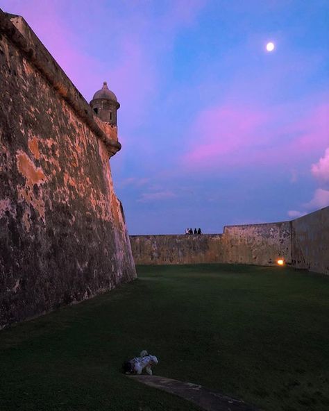 🇵🇷El Morro, San Juan. 📸Adventure b El Morro San Juan, Puerto Rico, Mount Rushmore, Beautiful Places, Wallpapers, Natural Landmarks, Travel, Instagram, San Juan