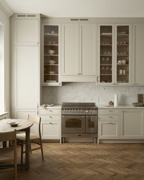 17 white shaker kitchen ideas for a classy and timeless look Classy Kitchen Ideas, White Shaker Kitchen Ideas, Shaker Kitchen Ideas, White Shaker Kitchen Cabinets, Shaker Kitchens, Classy Kitchen, White Shaker Kitchen, Coco Lapine Design, Herringbone Wood Floor