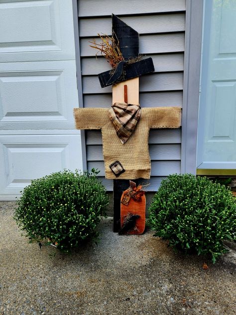 Fall scarecrow Wood Scarecrow Diy, Wooden Scarecrow Ideas, Pallet Scarecrow, Shutters Decor, Wooden Scarecrow, Halloween Chalkboard Art, Wood Scarecrow, Fall List, Money Challenges