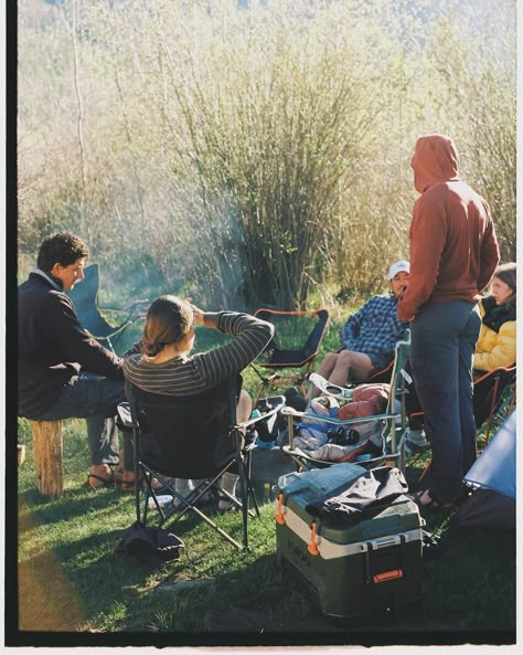 a few of my favorite humans sitting around a campfire on a summer evening :’) #35mm #shotonfilm Friends Time Aesthetic, Group Camping Aesthetic, Camping Aesthetic Friends, Big Sur Trip, Sitting Around A Campfire, Campfire With Friends, Camping With Friends, Family Glamping, Friend Aesthetic