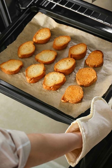 How To Toast French Bread In The Oven, French Bread Toasted In Oven, Toasted Garlic Bread In Oven, Toasting Baguette In Oven, How To Make Melba Toast, Toasted Bread In Oven, How To Make Toast In The Oven, Oven Toasted Bread, Garlic Toast With Bread In Oven