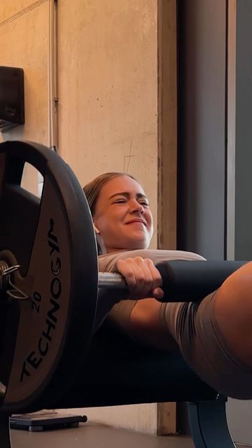 Sophie van Oostenbrugge on Instagram: "the glute pump was unreal.. start with hip thrusts: 4 sets of 15, 12, 10, 8 reps. increase weight as reps decrease. after that it’s bulgarian split squat: 3 sets of 8-10 reps exercise 3. smith machine sumo squat 3 x 12 exercise 4. glute kickback 2 x 15 per side exercise 5. RDL 3 x 10 - 12 hope you’ll love this workout just as much as I do if you try it😌💅" Ejercicio Aesthetic, Glute Kickback, Glute Pump, Glute Kickbacks, Hip Thrusts, Bulgarian Split Squats, Smith Machine, Sumo Squats, Split Squat