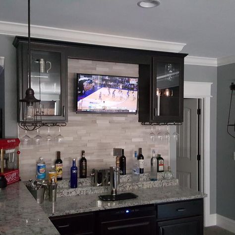 75 L-Shaped Home Bar Ideas You'll Love - December, 2024 | Houzz L Shaped Wet Bar, L Shape Bar Ideas, L Shaped Bar Basement, Home Bar Ideas, Poolhouse Bar, Dining Room Pantry, Home Bars, Renovation Costs, Bar Designs