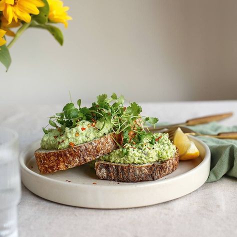 Avocado On Toast Aesthetic, Avo Toast Aesthetic, Avocado Toast Photography, Edamame Toast, Smashed Avocado Toast, Healthy Food Restaurant, Aesthetic Brunch, Avocado On Toast, Healthy Food Photography