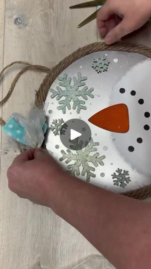 8.9K views · 277 reactions | Diy Dollar Tree Pizza Pan Snowman Sign | Let’s make a super cute snowman sign using a Dollar Tree pizza pan! I was bummed that we didn’t get snow yet…so, I made my own and bonus…I didn’t have... | By Blessings Craft Therapy | Facebook Dollar Tree Diy Snowman, Diy Dollar Tree Pizza Pan Crafts, Pizza Pan Christmas Wreaths, Dollar Tree Snowman Crafts, Pizza Pan Snowman Diy, Pizza Pan Snowman, Dollar Tree Pizza Pan Crafts, Pizza Pan Christmas Crafts, Pizza Pan Crafts