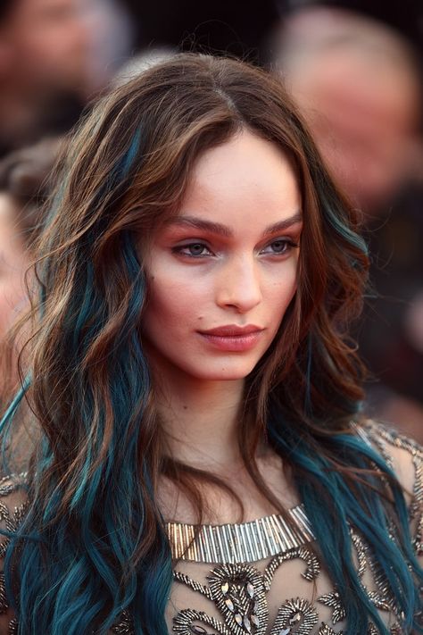 Blue Green Highlights In Brown Hair, Dark Brown Hair With Teal Highlights, Turquoise Hair Streaks, Brown And Turquoise Hair, Blue Hair Highlights, Luma Grothe, Color Streaks, Hair Color Streaks, Hair Streaks