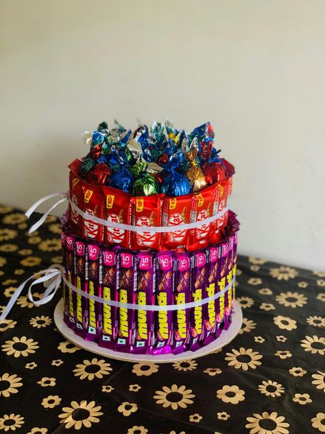 Chocolate Tower 🍫😍 Sweet Hamper Ideas Gift, Chocolate Tower Hamper, Bucket Balon, Chocolate Tower, Hamper Diy, Race Night, Wedding Packing, Candy Gifts Diy, Cake Bouquet