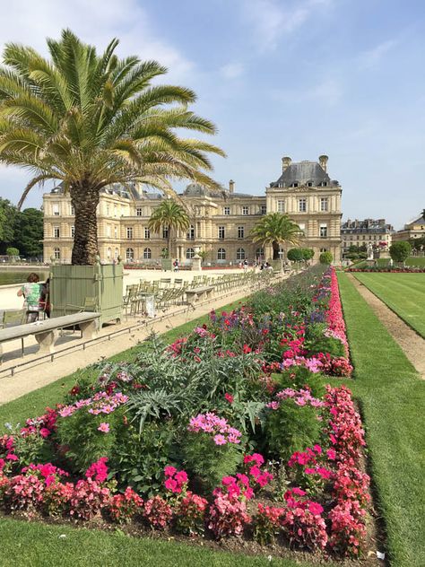 Balade fleurie dans le Jardin du Luxembourg (Paris 6e) http://www.pariscotejardin.fr/2016/07/balade-fleurie-dans-le-jardin-du-luxembourg-paris-6e/ Plan Paris, Europe On A Budget, Luxembourg Gardens, Chateau France, Garden Park, Europe Vacation, French Garden, Summer Landscape, Paris Hotels