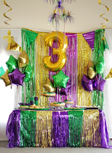 Mardi Gras Kid, Mardi Gras Birthday, Mardi Gras Party Decorations, Mardi Gras Centerpieces, Mardi Gras Crafts, Carnival Decorations, Third Birthday Party, Mardi Gras Costumes, Birthday Party Centerpieces