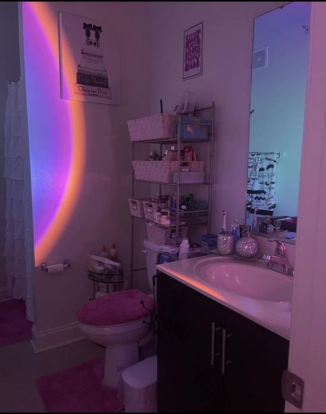 Chill Bathroom Aesthetic, Personal Bathroom Ideas, Vibey Aesthetic Bathroom, Vibey Apartment Bathroom, Cute Bathroom Ideas Aesthetic, Baddie Bathroom, Bathroom Apartment Ideas, Y2k Bathroom, Vision Board Aesthetic Pictures