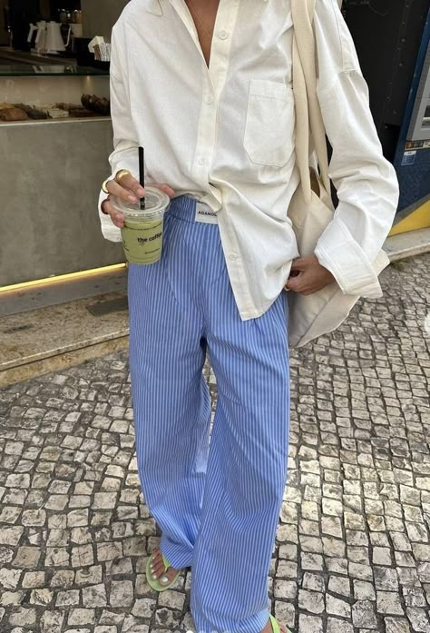 Fashion2024 Trends, Summer2024 Outfits, Striped Trousers Outfit, Stile Boho Chic, Trouser Outfit, Outfit Trends, 가을 패션, Blue Pants, Spring Summer Outfits