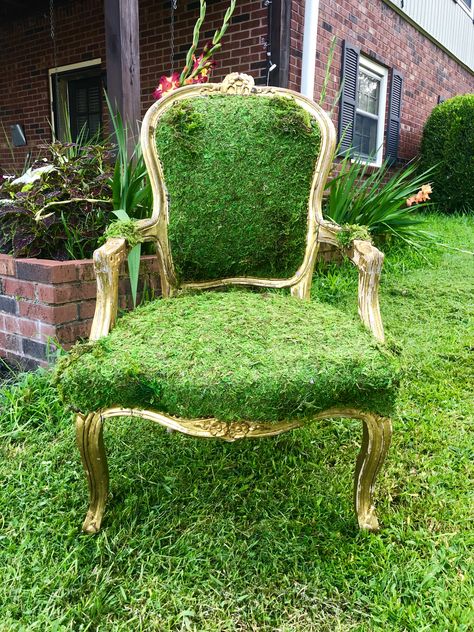 Moss garden chair repurposed Moss Furniture, Moss Chair, Chair Repurposed, Moss Crafts, Plant Chair, Moss Ideas, Air Plant Art, Covered Furniture, Garden Orbs