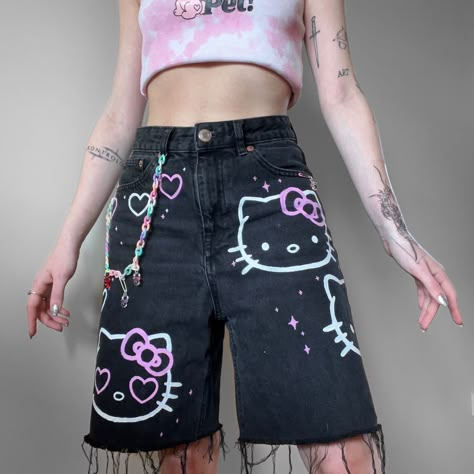 Custom Jean Designs, Painting Pants Diy, Bow On Pants, Painting Ideas On Clothes, Custom Diy Ideas, Pants Painting Ideas, Drawing On Pants, Customize Pants, Painting On Pants