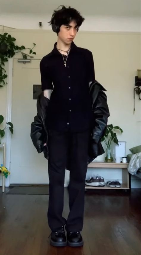 Witchy Guy Outfits, Crow Outfit Aesthetic, Witch Outfit Male, Corp Goth Men, Masculine Goth Fashion, Vampire Goth Outfits Men, Whimsigoth Fashion Masc, Romantic Goth Outfits Men, Male Witch Outfit