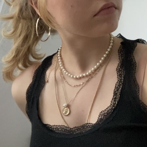 Old Jewelry Aesthetic, Gold Jewelry Pale Skin, Downtown Girl Jewelry, Bejeweled Aesthetic, Oc Description, Pearl Necklace Aesthetic, Antique Pearl Necklace, Accesorios Aesthetic, Hogwarts Dr