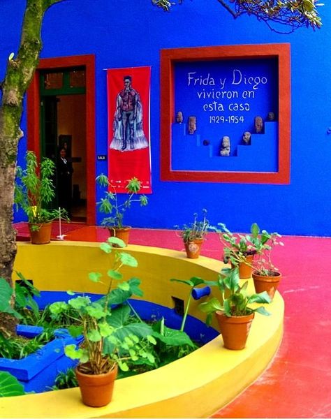 para el bano de patio Mexican Colors, Frida And Diego, Colorful Houses, Colorful Places, Diego Rivera, Mexican Decor, Mexican Artists, Blue Garden, Mexican Culture