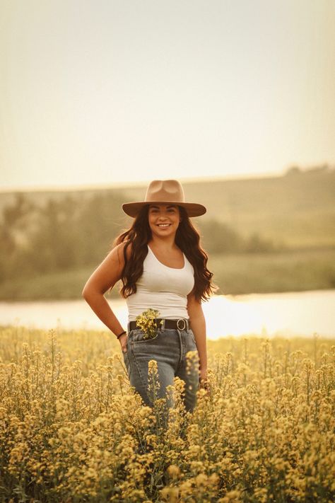 summertime photoshoot on the countryside!#summertime #bohostyle #bohochic #countryphotoshoot #western #westernlifestyle #portraitphotography #portrait Summertime Photoshoot, Country Portraits, Portrait Creative, Creative Photoshoot, Boho Style, Boho Chic, Portrait Photography, Boho Fashion, Lifestyle