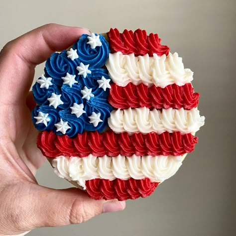 Patriotic Cupcakes, Patriotic Cookies, Fourth Of July Cakes, Buttercream Decorating, Patriotic Desserts, 4th Of July Cake, Cupcake Cake Designs, 4th Of July Desserts, Fourth Of July Food