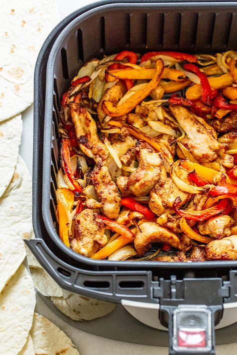 Who knew you could use the air fryer to make chicken fajitas for dinner? All you have to do is combine sliced chicken, peppers and onions with fajita seasoning in the tray. #airfryerrecipes #chicken #chickenrecipes#busyweeknights #easymeals#dinnerrecipes Air Fryer Recipes Wings, Cooks Air Fryer, Air Fried Food, Air Fryer Oven Recipes, Air Fry Recipes, Best Air Fryers, Air Fryer Recipes Chicken, Air Fryer Dinner Recipes, Air Fryer Healthy