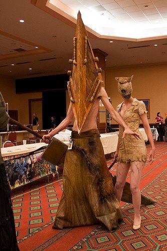 Pyramid Head And Nurse, Nurse From Silent Hill, Silent Hill Costume, Silent Hill Nurse, Pyramid Head, Couples Halloween Outfits, Nurse Costume, Scary Halloween Costumes, Fantasias Halloween