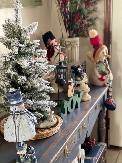 Snowman Collection Display Ideas, Christmas Decor Diy Crafts, Snowman Display, Christmas Ideas Diy, Corporate Appreciation Gifts, Diy Christmas Home Decor, Decoration Ideas Christmas, Christmas Decoration Diy, Diy Christmas Decorations For Home