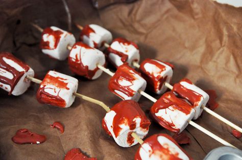 Adult Halloween Party Food, Halloween Party Recipes, Easy Halloween Recipes, Adult Halloween Party Decorations, Scary Halloween Food, Horror Themed Party, Vampire Party, Cheap Diy Halloween Decorations, Horror Party